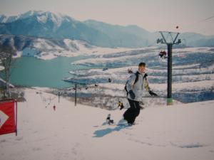 ２１歳のときハチ北スキー場でモーグルをしている人（当時勤めていた会社の先輩）にスノーボード（スキー場）の楽しさを教えてもらったことがきっかけでボードを始めました。それ以来ボードにはまりました。またボードで滑ることだけでなく雪景色/雪国/スキー/モーグルなど観ることも楽しみの一つです！